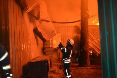 Фото 2 — Под Киевом горел завод по производству бронежилетов (видео)