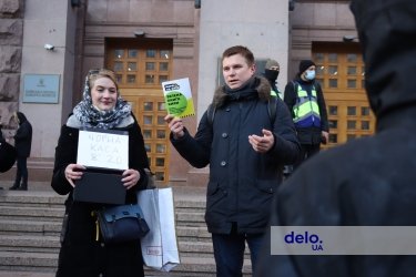 Фото 3 — Киевляне митингуют под КГГА против повышения цен на проезд в транспорте: "Месячный абонемент дороже, чем в Париже!" (ФОТО)