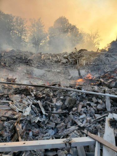 Фото 5 — Россия нанесла авиаудар по школе в Луганской области — погибли 60 человек