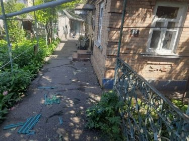 Фото 3 — Оккупанты снова обстреляли Никополь и Марганец: есть пострадавшие (ФОТО)