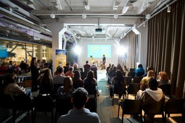 Фото 4 — Спасенная в Ирпене собака провела ивент вместе со своим владельцем