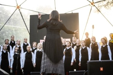 Фото 8 — Bouquet Kyiv Stage миксует жанры: открыли фестиваль Забужко, "Щедрик" и электронная музыка