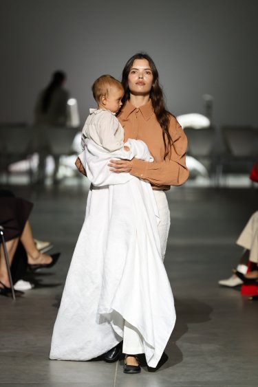 Фото 11 — Ukrainian Fashion Week SS27: ремесло, реконструкция и показ в укрытии