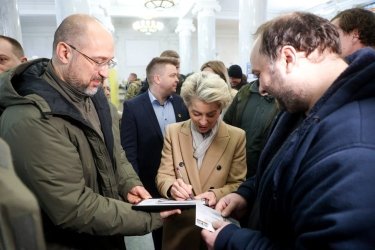 Фото 5 — За три дні українці обміняли вже понад 750 тисяч старих ламп на LED - прем'єр (ФОТО, ВІДЕО)