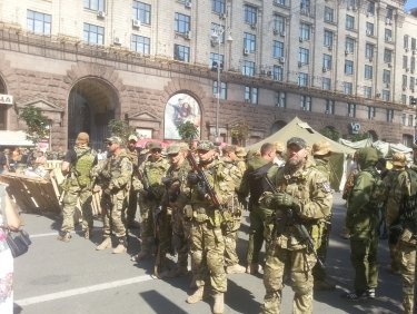 Фото 3 — На Майдане убирают баррикады, горят шины (обновляется 19.50)