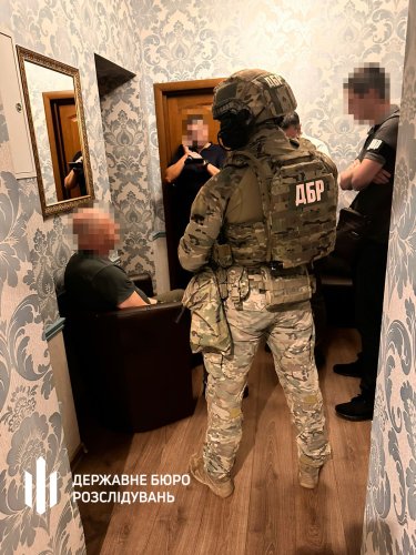 Фото 2 — Задержали чиновника КГВА: за $10 тыс оформлял фиктивные документы для выезда мужчин за границу (ВИДЕО/ФОТО)