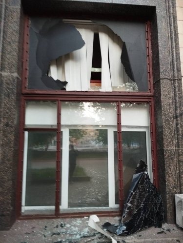Фото 8 — Массированная атака на Киев: повреждено здание налоговой и офис "Укрпочты", сгорел ТРЦ "Квадрат" (ФОТО)