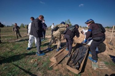 Фото 4 — В Лимані досліджують два місця поховань при окупації: в одному біля 200 могил, в іншому братська могила (ФОТО)