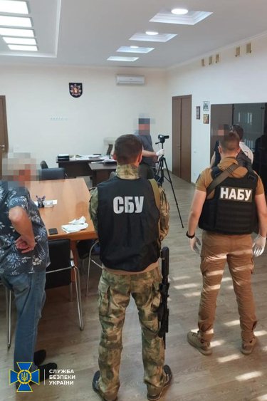 Фото 2 — СБУ та НАБУ провели масові обшуки у Запорізькій мерії та ОВА через розкрадання гумдопомоги: що знайшли