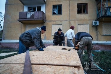 Фото 23 — В Славянске в результате ракетного обстрела частично разрушена пятиэтажка: погибло восемь человек (ФОТО, ВИДЕО)