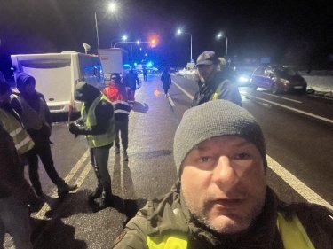 Фото 2 — Польские протестующие после возобновления движения снова перекрыли трассу у КПП "Дорогуск" (ФОТО, ВИДЕО)