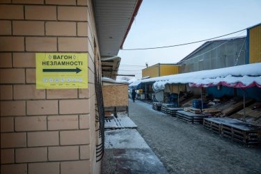 Фото 2 — У Бучі запрацювали вагони незламності з теплом, Starlink та зарядками (ФОТО)