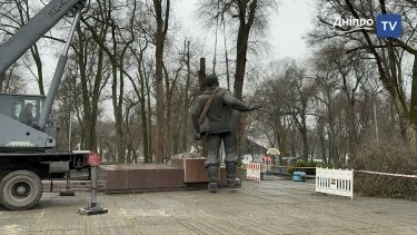 Фото 10 — В Днепре демонтировали памятники Горькому и Чкалову (ФОТО)