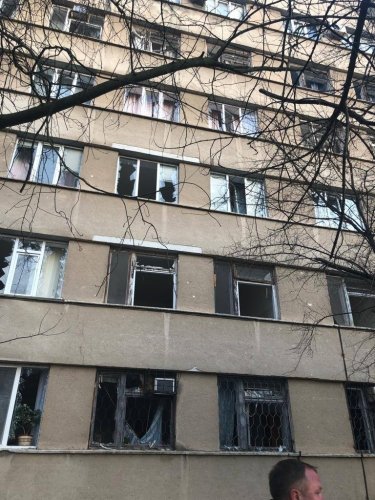 Фото 5 — Новогодние обстрелы: В Херсоне пострадала детская больница, в Никополе повреждено до 20 зданий (ФОТО)