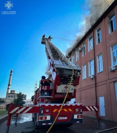 Фото 9 — В Одессе произошел масштабный пожар в здании завода сельхозмашин (ФОТО, ВИДЕО)