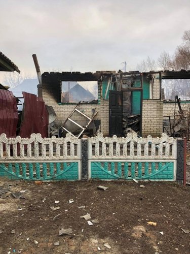 Фото 3 — На Сумщине обстрелом из РФ разрушен дом в пограничном себе: внутри чудом выжил парень (ФОТО)