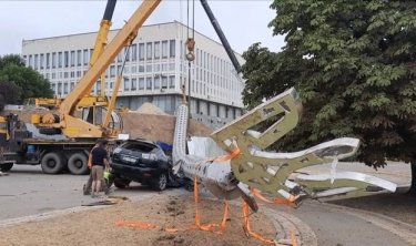Фото 2 — В Херсоне рухнул на машину чиновника огромный флагшток, установленный с подачи Зеленского