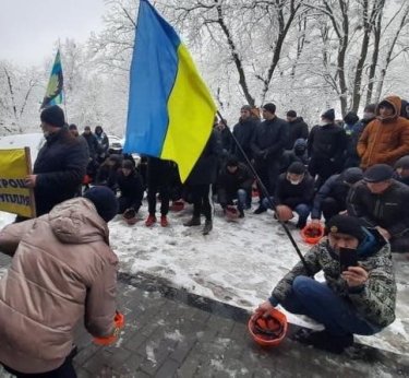 Фото 2 — Три месяца без зарплат: на Донбассе неделю бастуют горняки