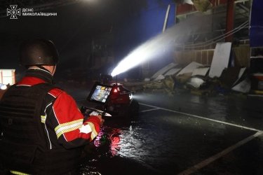 Фото 2 — Россия атаковала реактивными дронами "Эпицентр" в Николаеве: есть пострадавшие (ФОТО)