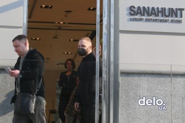 Фото 3 — Элитный бутик в центре Киева возле здания Кабмина решил не закрываться на карантин (ФОТО)