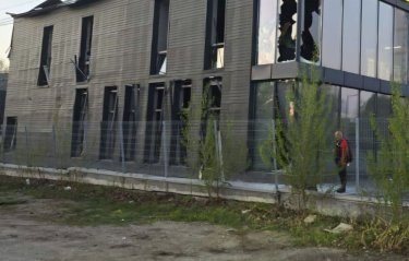 Фото 4 — В Днепре в результате ракетной атаки поврежден офис АТБ (ФОТО)