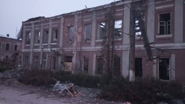 Фото 2 — Армия РФ авиабомбой разрушила здание "Укртелекома" на Харьковщине, в результате атаки дронов в Запорожье пострадала женщина