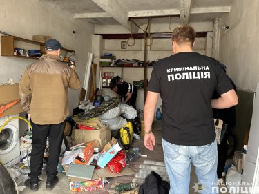 Фото 4 — Полиция задержала подозреваемых во взрыве в банке "Пивденный" в Чернигове: под ним нашли тоннель (ФОТО)