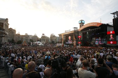 Фото 3 — Как Элтон Джон и Queen подзаряжали позитивом стотысячную публику (ВИДЕО)