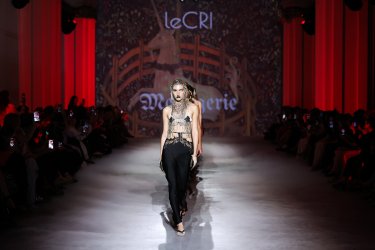 Фото 16 — Ukrainian Fashion Week SS27: ремесло, реконструкция и показ в укрытии