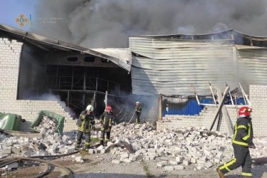 Фото 3 — В Киеве произошел крупный пожар на складе транспортной компании (ФОТО)