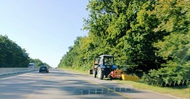 Фото 5 — Ямочный ремонт, уборка обочин и обновление знаков: какие дорожные работы продолжаются в Киевской области