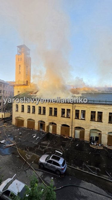 Фото 11 — Массированная атака на Киев: повреждено здание налоговой и офис "Укрпочты", сгорел ТРЦ "Квадрат" (ФОТО)
