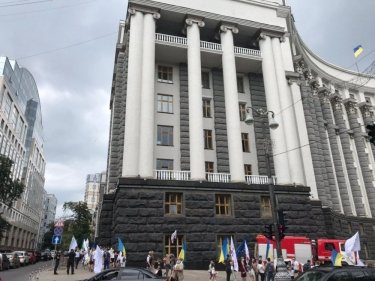 Фото 9 — "СтопШкарлет!": у здания Кабмина протестуют против нового главы Минобразования (ФОТО)