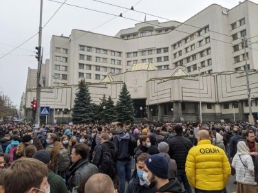 Фото 7 — Под Конституционным судом протестуют против его решения по НАПК (ФОТО, ВИДЕО)