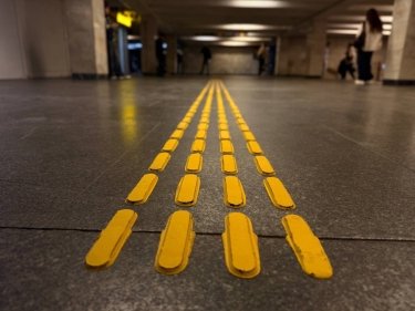 Фото 5 — Безбар’єрність у метро Києва: на "Олімпійській" встановлюють тактильну навігацію