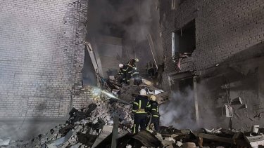 Фото 2 — Российские войска ударили ракетой по многоэтажке в Николаеве. Есть жертвы