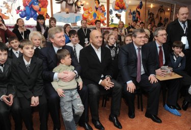 Фото 2 — В День Святого Николая Ахметов и Крутой продвигали идею домов семейного типа