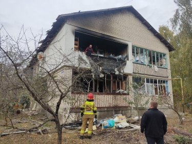 Фото 2 — Российская ракета попала между двумя многоквартирными домами в Харьковской области (ФОТО)