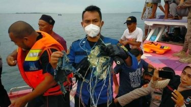 Фото 3 — В Индонезии самолет Boeing с около 60 пассажирами пропал с радаров — рядом нашли обломки