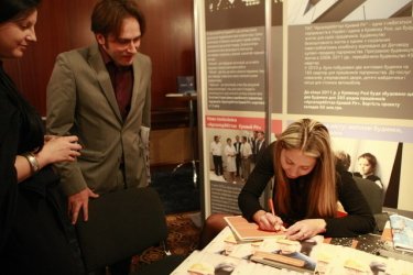Фото 9 — На CSR MarketPlace топы дискутировали о КСО, а посетители голосовали за лучший стенд