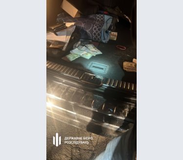 Фото 3 — Задержали чиновника КГВА: за $10 тыс оформлял фиктивные документы для выезда мужчин за границу (ВИДЕО/ФОТО)