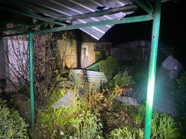 Фото 2 — В ОВА показали последствия ночного обстрела Никополя (ФОТО)