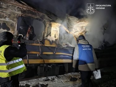Фото 2 — Росія вдарила дронами по пасажирському потягу на Харківщині: є жертви