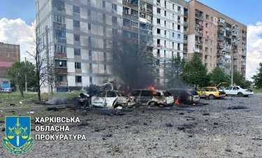 Фото 3 — Оккупанты ударили по городу в Харьковской области: пострадали более 30 человек, среди них есть дети