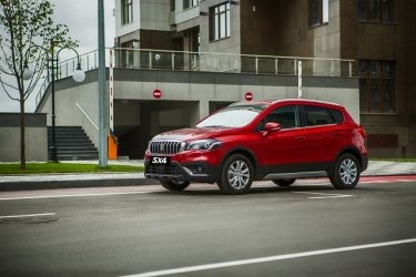 Фото 2 — На полступеньки выше: в Украине стартовали продажи обновленного кроссовера Suzuki SX4