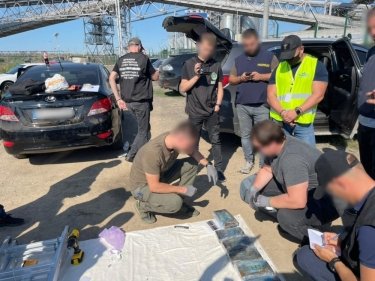 Фото 5 — В Одессе поймали трех членов Ндрангеты: пытались провезти 60 кг кокаина среди бананов