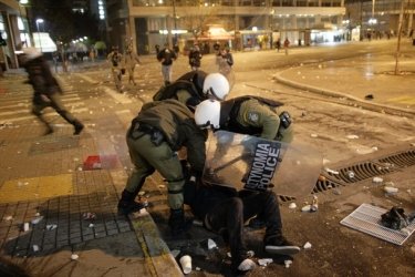 Фото 3 — В Греции начались массовые беспорядки в ответ на принятое правительством жесткое кредитное соглашение с ЕС