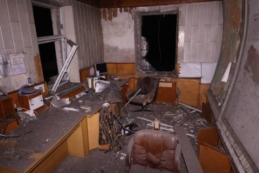 Фото 2 — Враг нанес ракетный удар по пожарной части в Изюме (ФОТО)