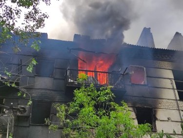 Фото 4 — На Луганщині росіяни зруйнували понад 60 будинків, горять цілі вулиці, — Гайдай