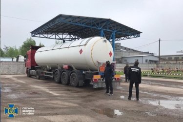Фото 6 — Обыски в доме Кличко: СБУ раскрыла схему контрабанды нефтепродуктов на 100 млн грн (ФОТО)